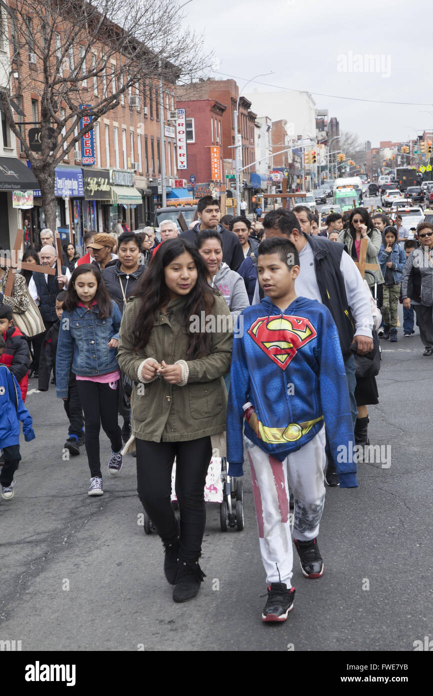 Le stazioni della croce processione in inglese, spagnolo e polacco il Venerdì Santo si snoda attraverso vari quartieri di Brooklyn, New York Foto Stock