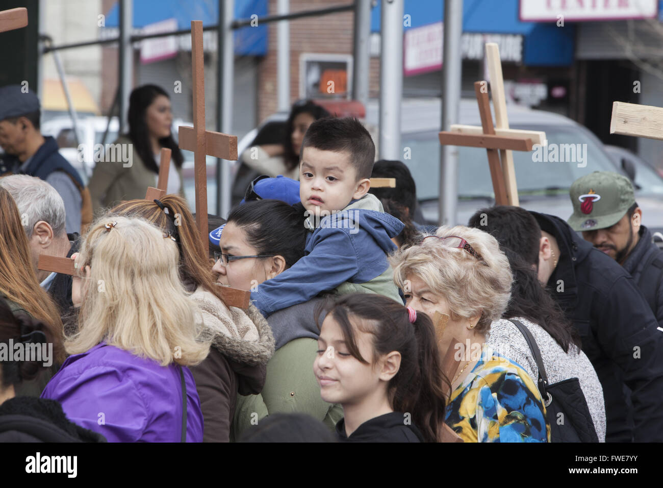 Le stazioni della croce processione in inglese, spagnolo e polacco il Venerdì Santo si snoda attraverso vari quartieri di Brooklyn, New York Foto Stock