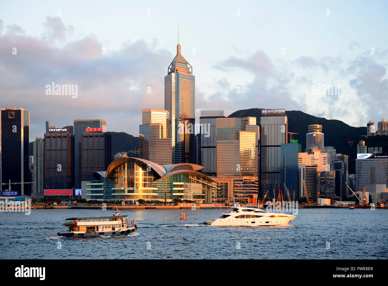 Vista da Kowloon a Hong Kong Island, Hongkong River, International Conference Center, Central, Hong Kong, Cina Foto Stock