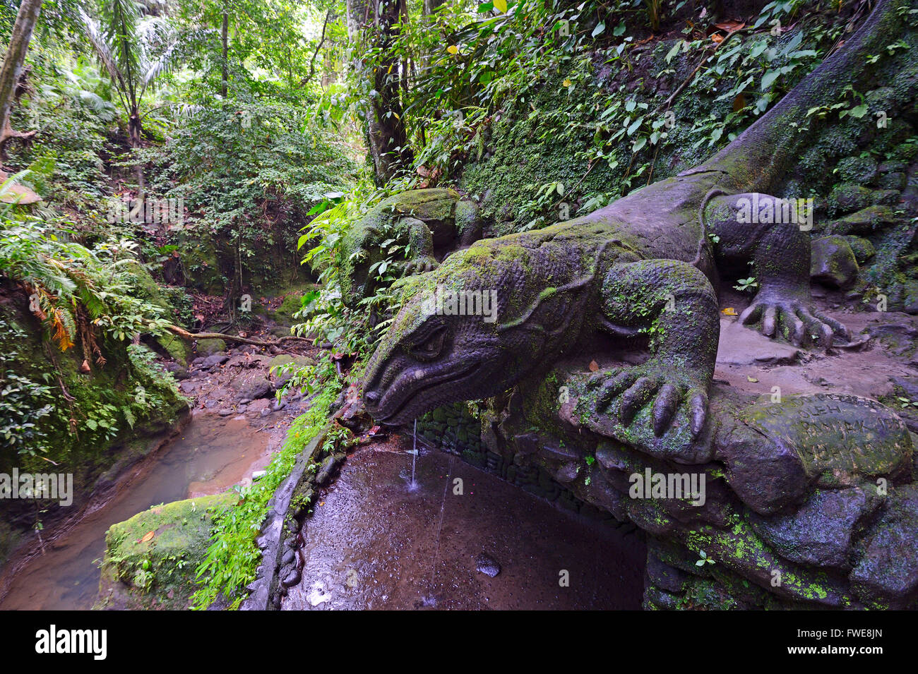 Comodo dragon staute, Primavera sacra tempio sacro Monkey Forest, Ubud, Bali, Indonesia Foto Stock
