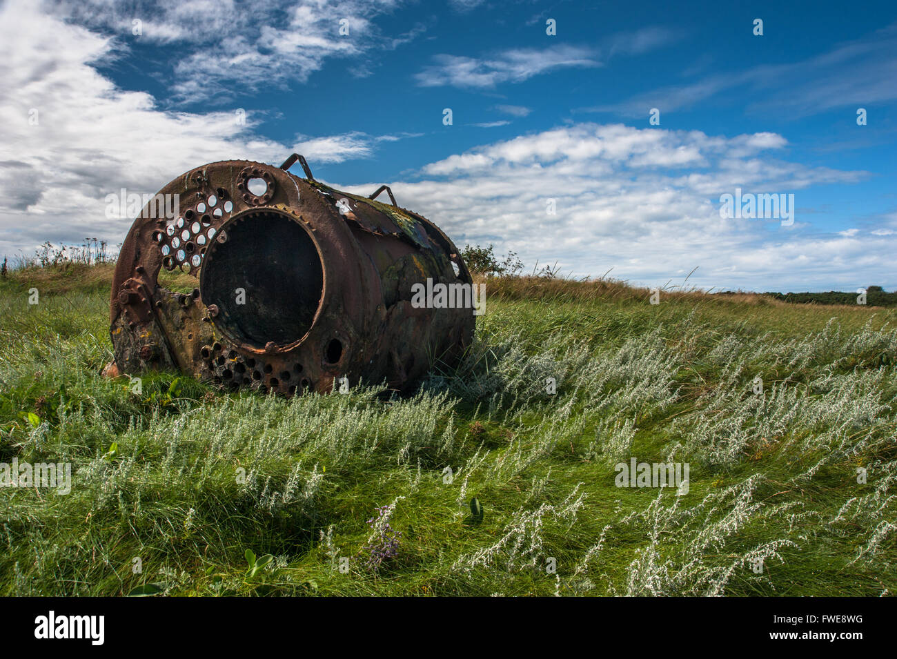 Rusty vecchie navi caldaia su Barnaby della Palude di sabbia vicino Preesall Lancashire Foto Stock