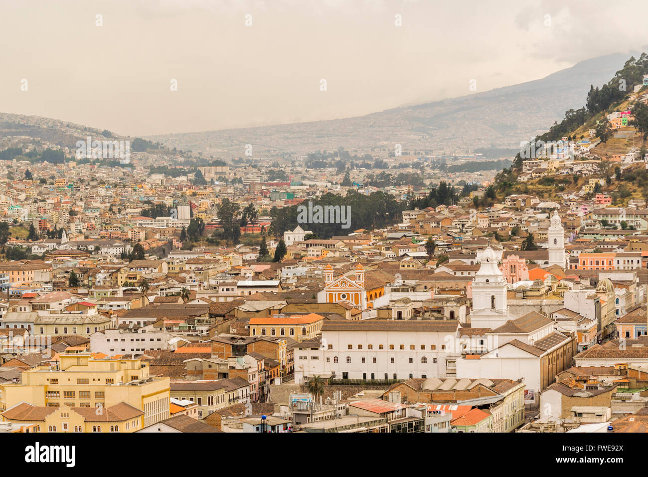 Paesaggio urbano vista aerea del centro storico della città di Quito dalla parte superiore di San Juan Basilica Chiesa. Foto Stock