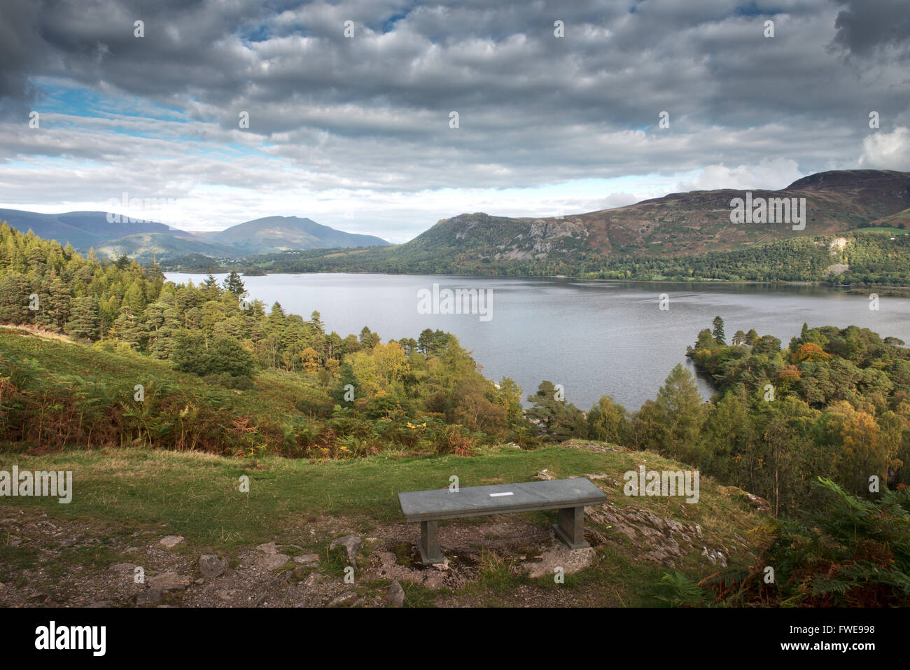 Derwent Water Skiddaw e Blencathra dalle pendici del Catbells, Parco Nazionale del Distretto dei Laghi, Cumbria. Inghilterra, Regno Unito, GB Foto Stock