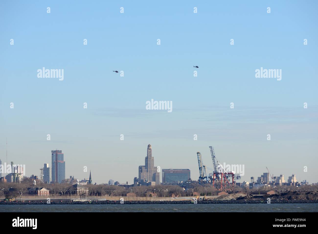 Elicotteri sopra i grattacieli e gru oltre il fiume Hudson Foto Stock