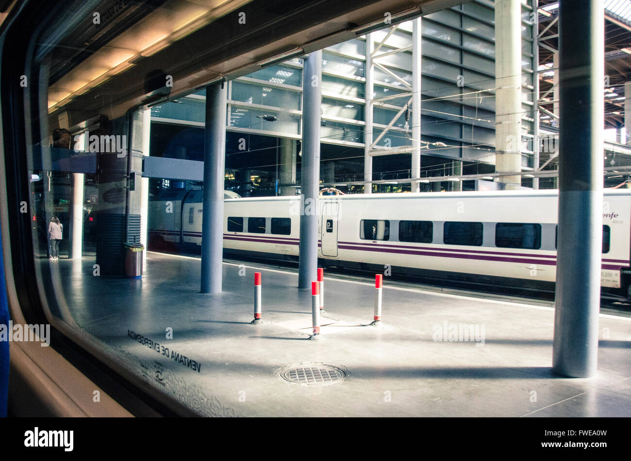 Madrid Atocha è la più grande stazione ferroviaria di Madrid. È la stazione principale che serve i treni pendolari (Cercanías), Intercity Foto Stock