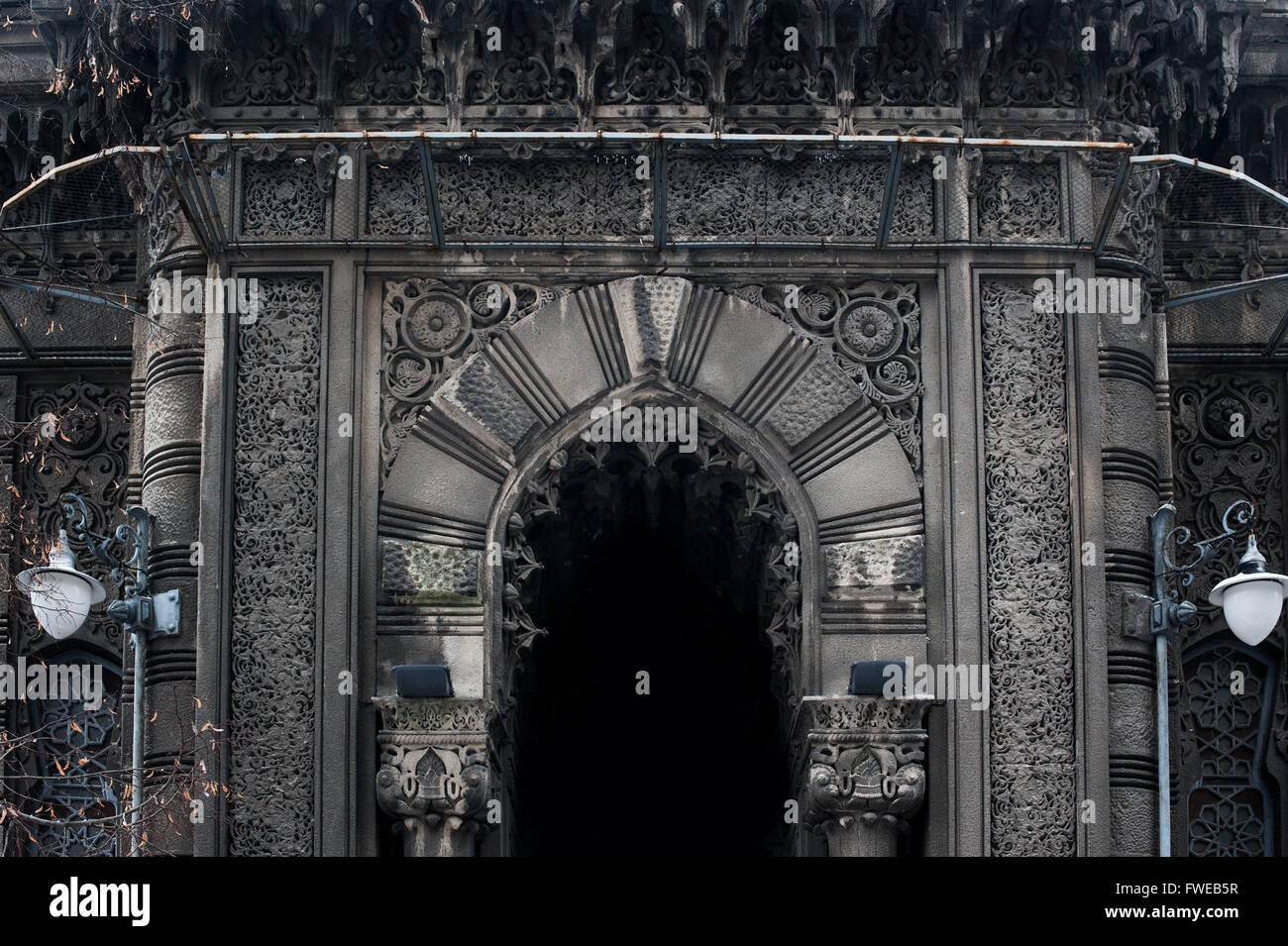 Sulla facciata del arco a sesto acuto in stile gotico Foto Stock