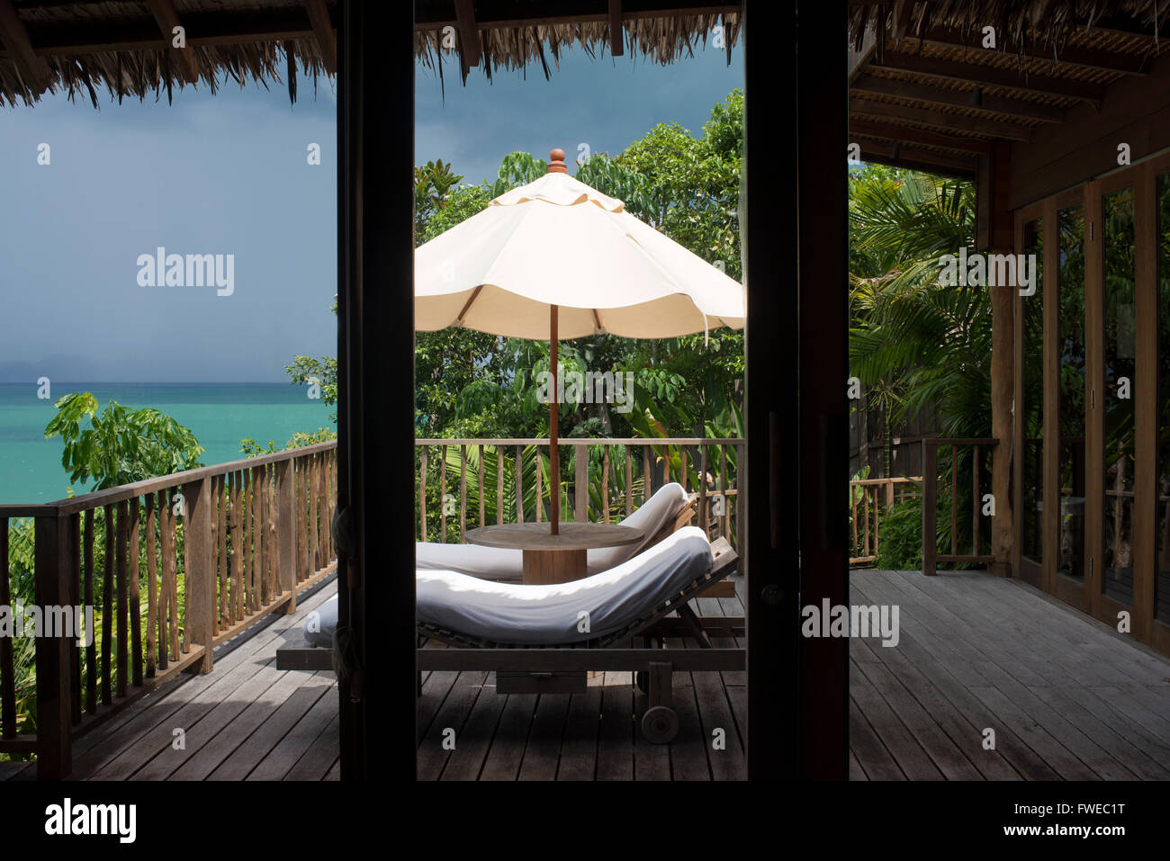 Six Senses Resort Koh Yao Noi, Phang Nga Bay, Thailandia, in Asia. Bunglows in fornt del mare. Six Senses Yao Noi imposta la massima Foto Stock
