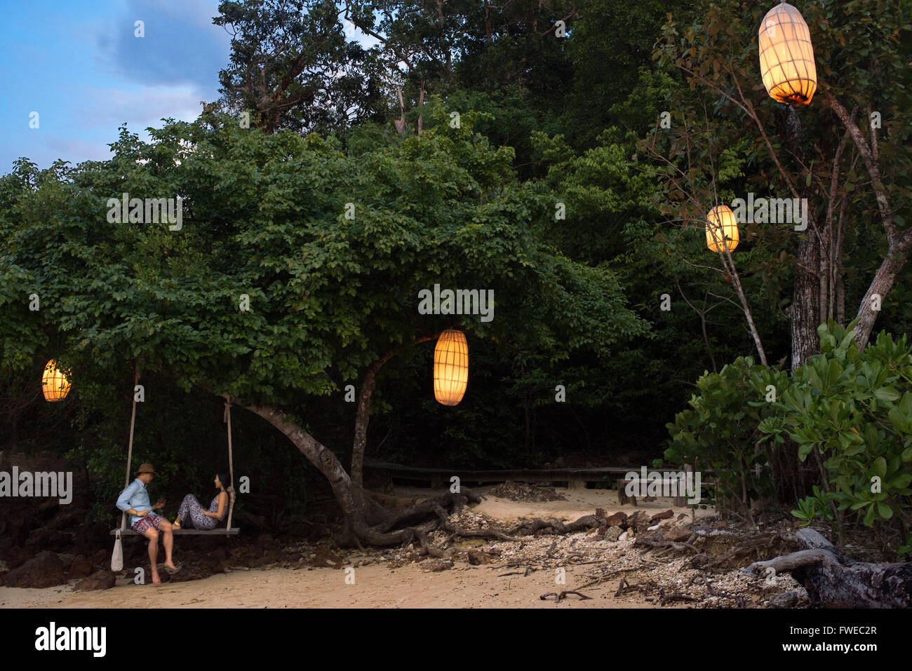 Un giovane in una romantica escursione nella spiaggia di Six Senses Resort Koh Yao Noi, Phang Nga Bay, Thailandia, in Asia. Six Senses Yao Noi s Foto Stock