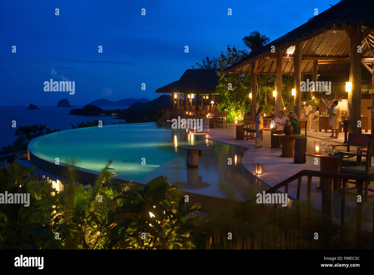 Six Senses Resort Koh Yao Noi, Phang Nga Bay, Thailandia, in Asia. Ristorante vicino alla piscina chiamato la collina di riserva nel f Foto Stock