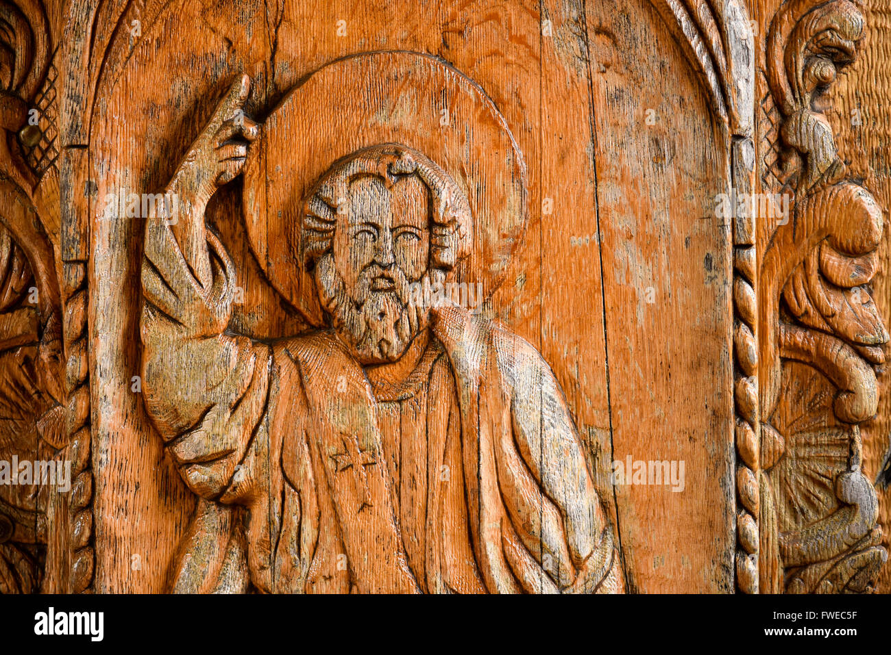 Dio scultura in legno su un cristiano chiesa della porta Foto Stock