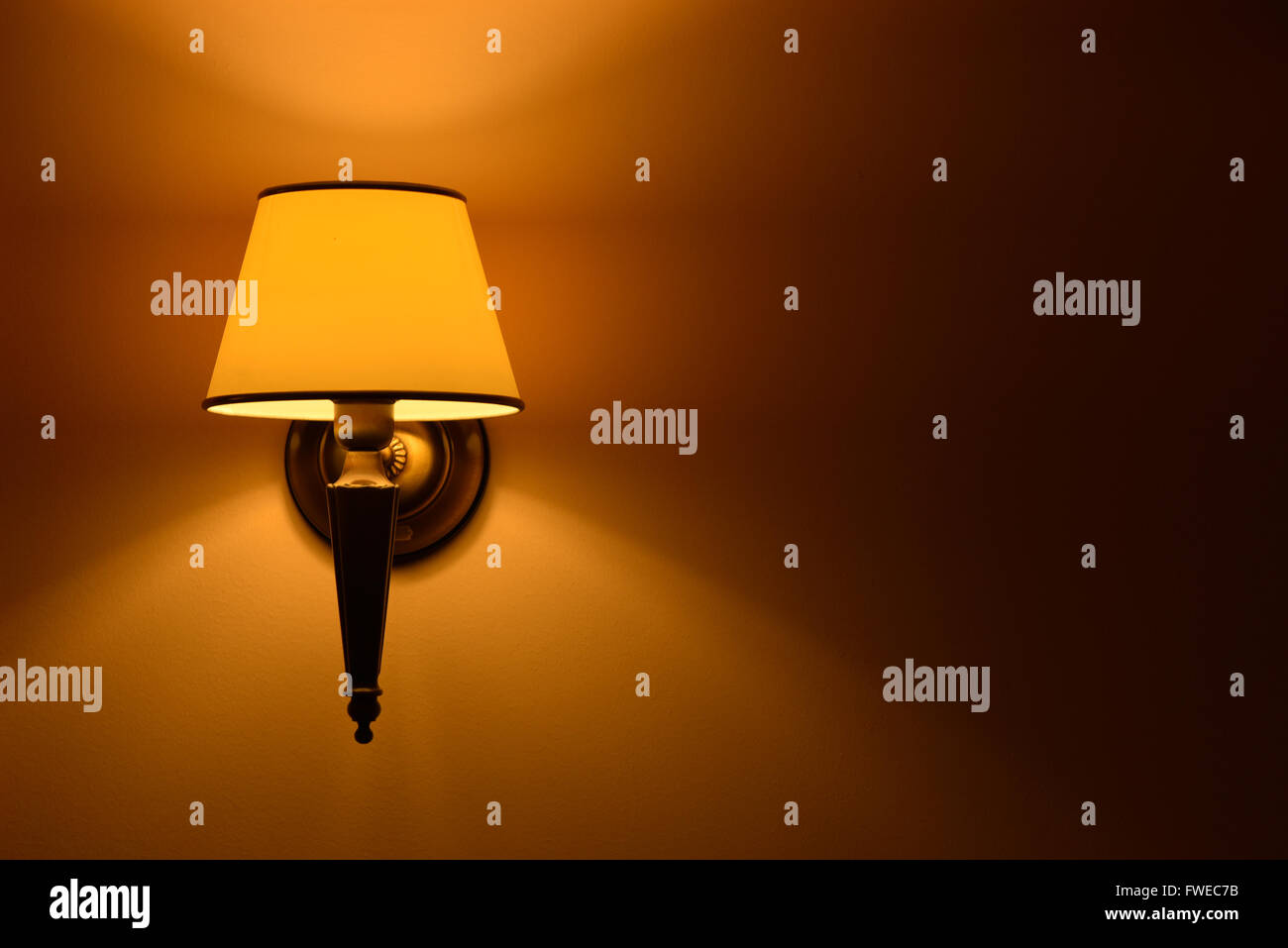 Appendere Lampada parete illuminate di luce naturale Foto Stock