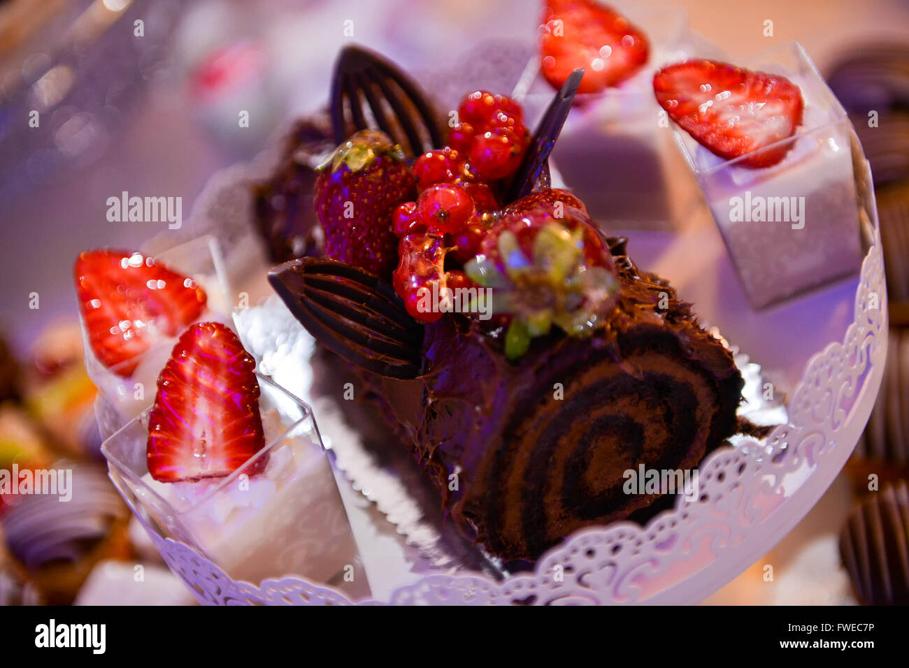 Torta al cioccolato con fragole di luce naturale Foto Stock