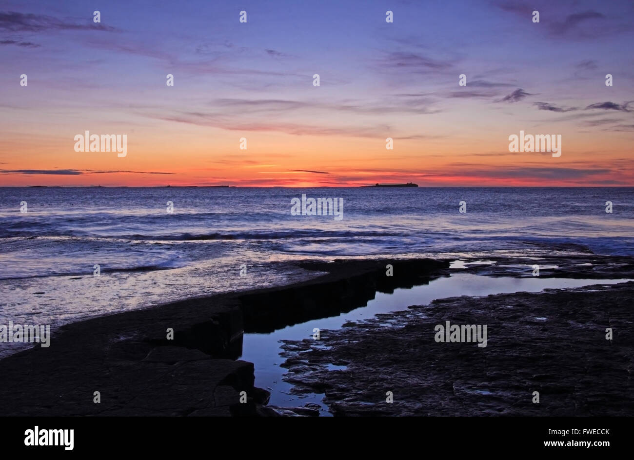 Bagliore dorato oltre il farne Isles, off Bamburgh Beach, Northumberland Foto Stock