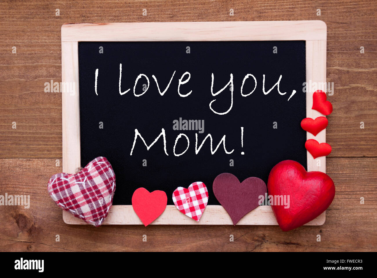 Lavagna con cuori di tessili, testo ti amo mamma Foto Stock