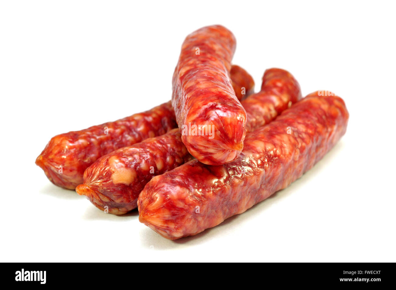 Salsicce affumicate su sfondo bianco Foto Stock