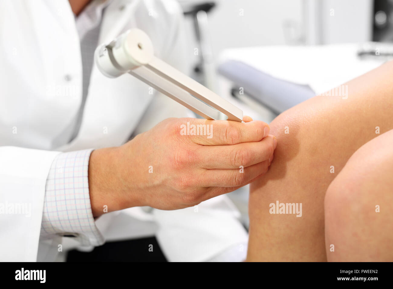 Paziente Ortopedico presso il medico. Medico ortopedico esamina il  ginocchio del paziente utilizzando un diapason Foto stock - Alamy