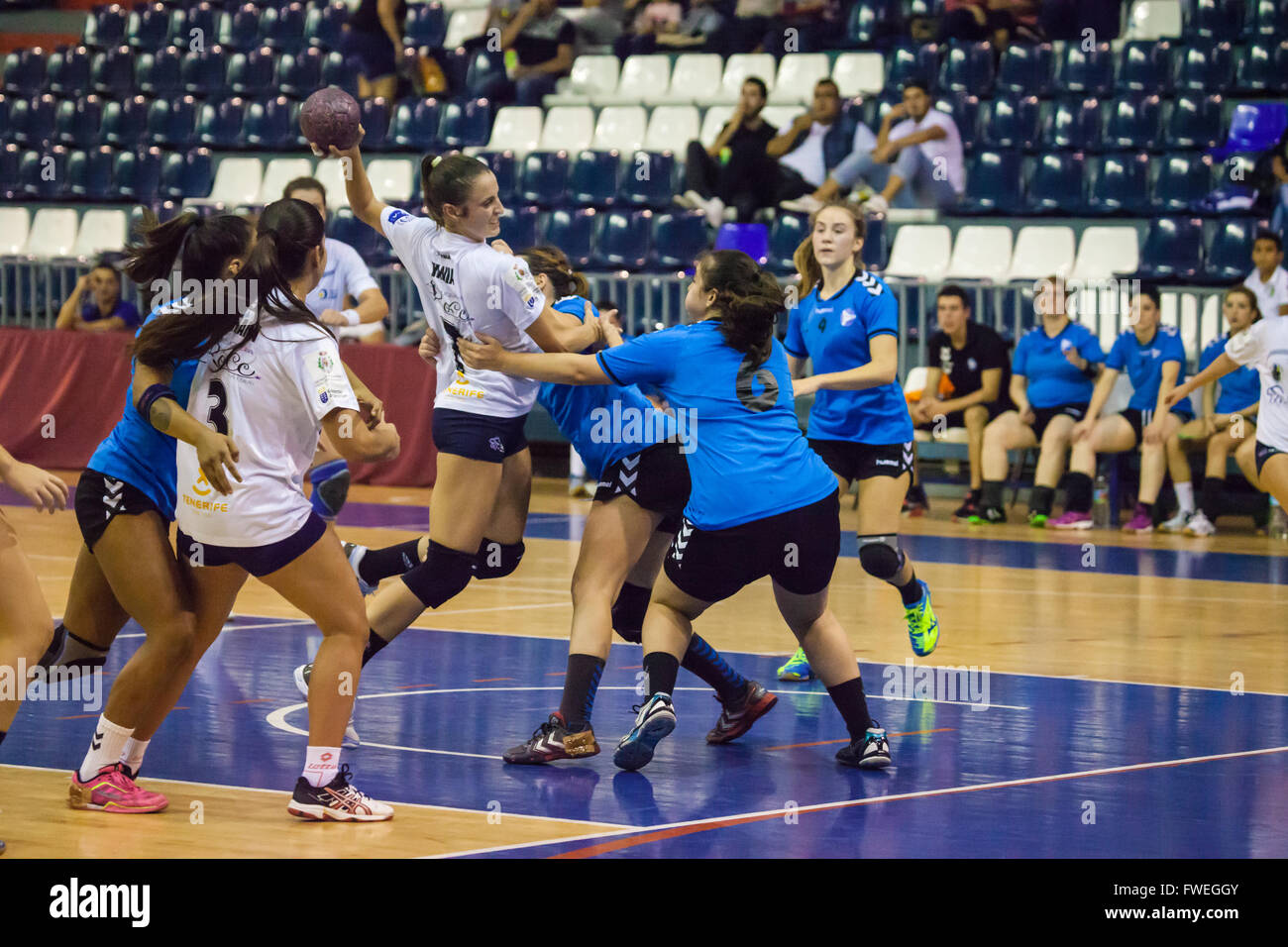 Giovani donne pallamano corrispondono a tenuta in un centro sportivo Foto Stock