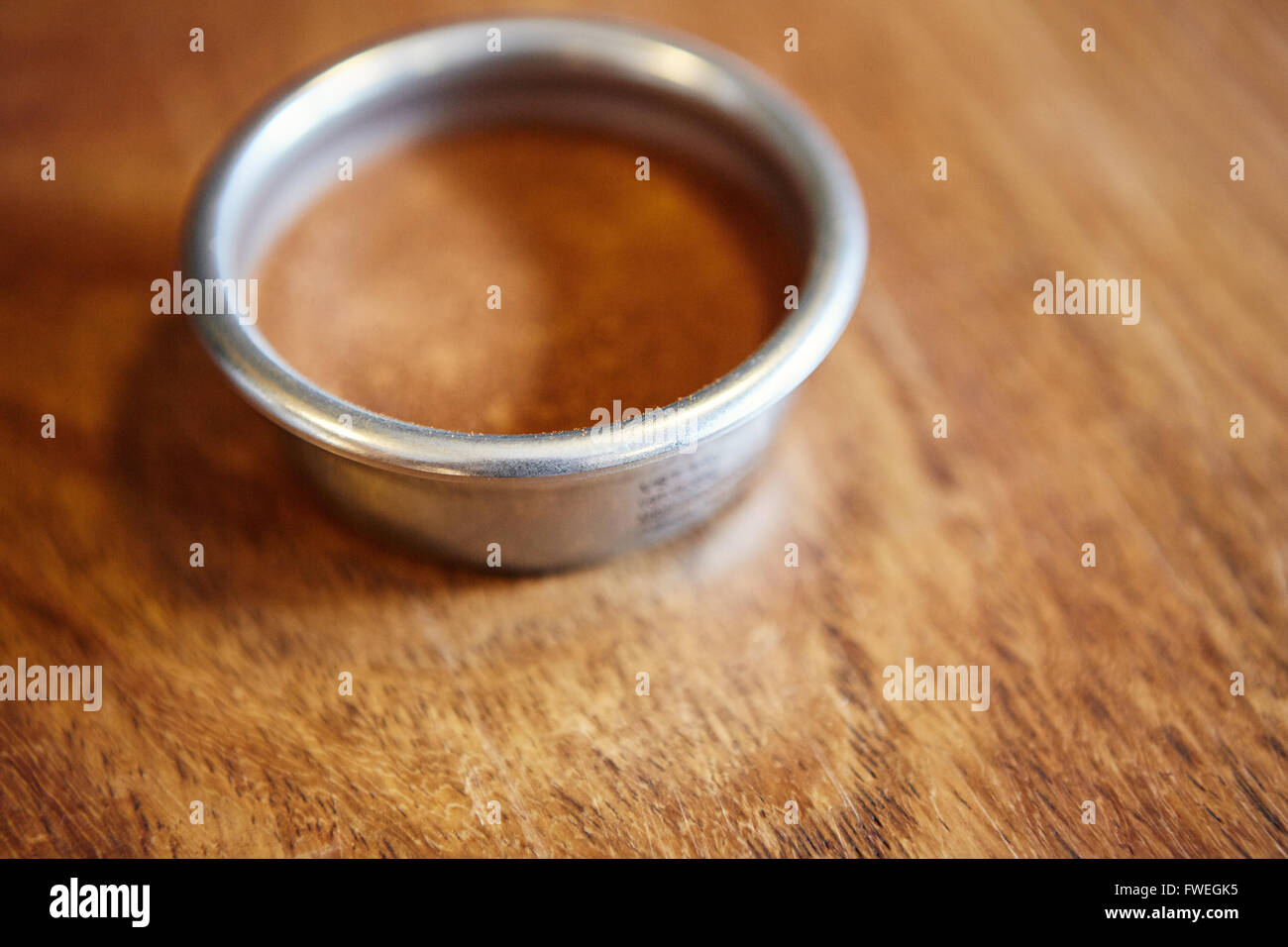 Primo piano di un nuovo pulito cestello portafilter utilizzato con una macchina per caffè espresso e accessori, ben confezionato con appena macinato Foto Stock