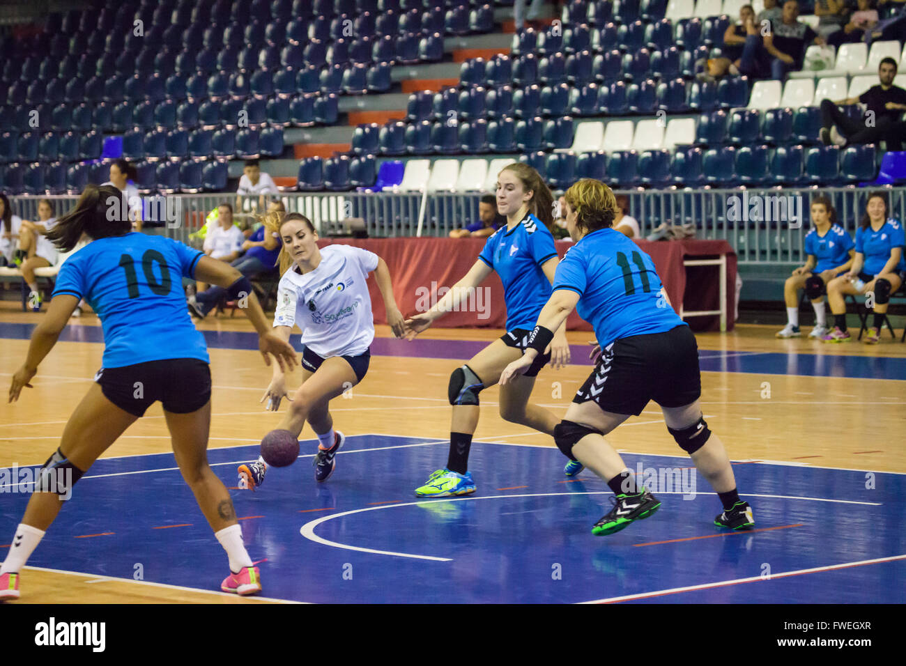 Giovani donne pallamano corrispondono a tenuta in un centro sportivo Foto Stock