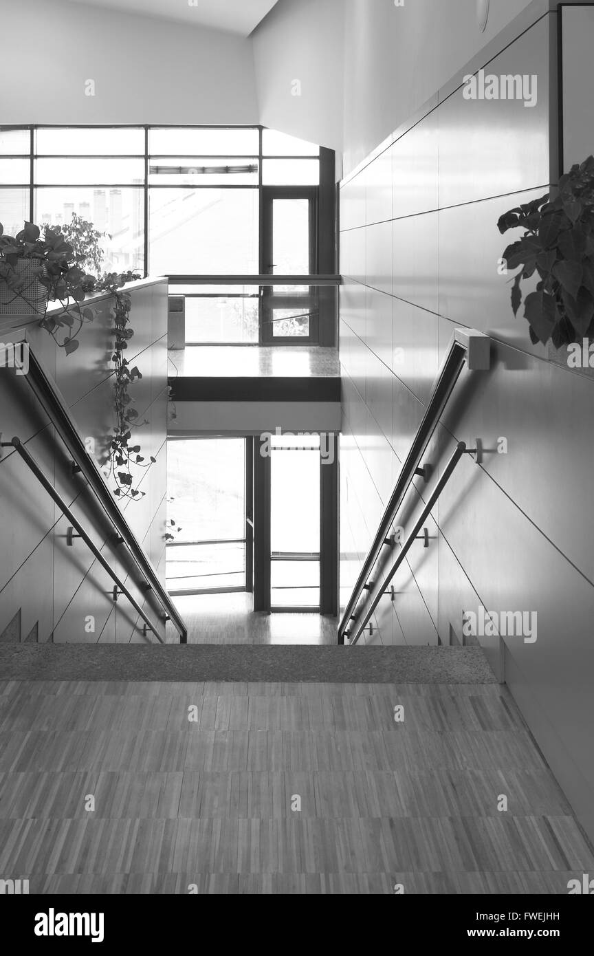 Edificio moderno interno con scale e vetro. In verticale Foto Stock