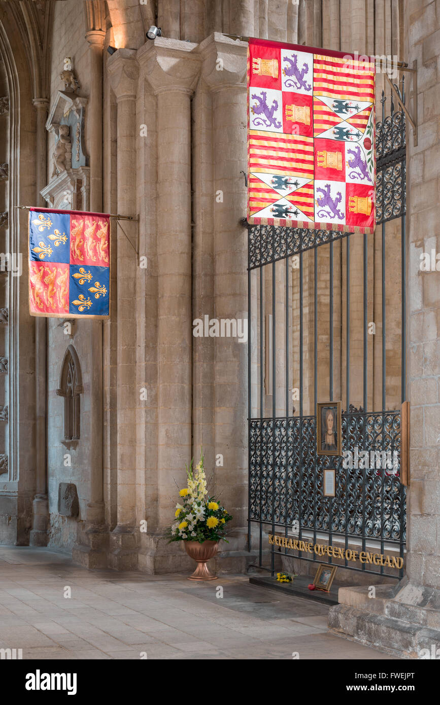 Royal flags (di Inghilterra e Castiglia e Leon) sopra la tomba della regina Caterina (dall'Aragona) la prima moglie del re Henry VIII Foto Stock