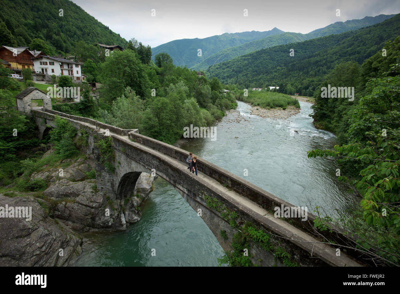 Pila Scopello,Val Sesia, Piemonte, Italia. Giugno 2015l'antico ponte che attraversa il fiume ( Fiume ) Sesia. Foto Stock