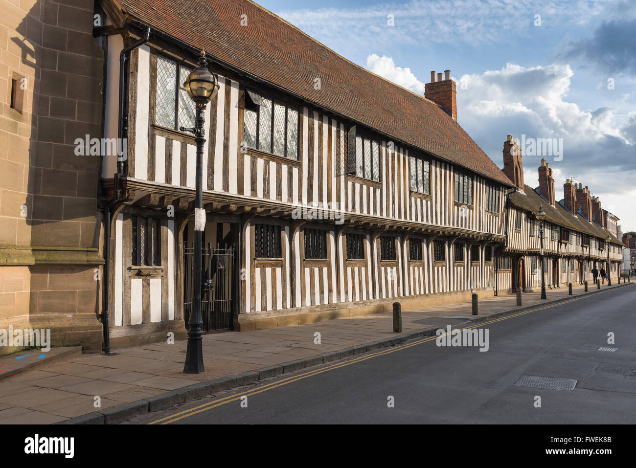 Stratford Upon Avon Street, vista delle tipiche case medievali a graticcio in Church Street, Stratford Upon Avon, Inghilterra. Foto Stock