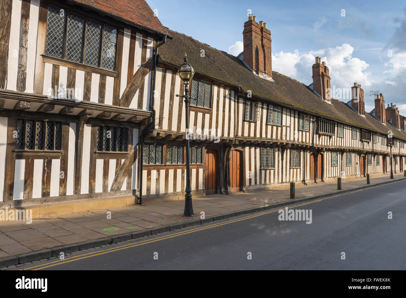 Casa medievale Inghilterra, vista delle tipiche case medievali a graticcio elemosina in Church Street, Stratford Upon Avon, Inghilterra, Regno Unito Foto Stock