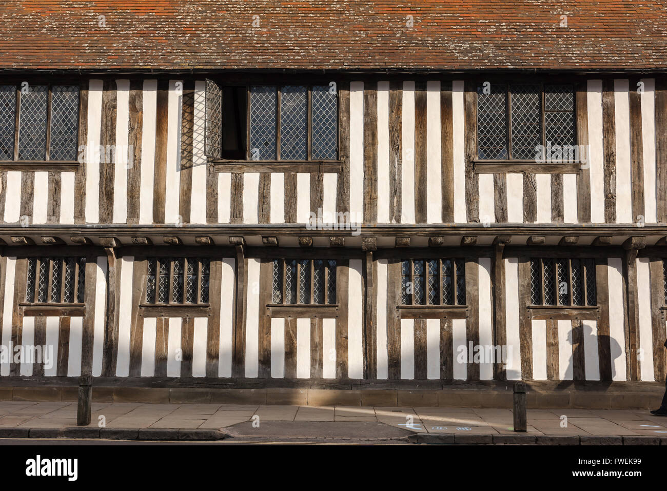 Architettura medievale a graticcio UK, vista di una classica casa inglese medievale a graticcio elemosina in Church Street, Stratford Upon Avon, Inghilterra, Regno Unito Foto Stock