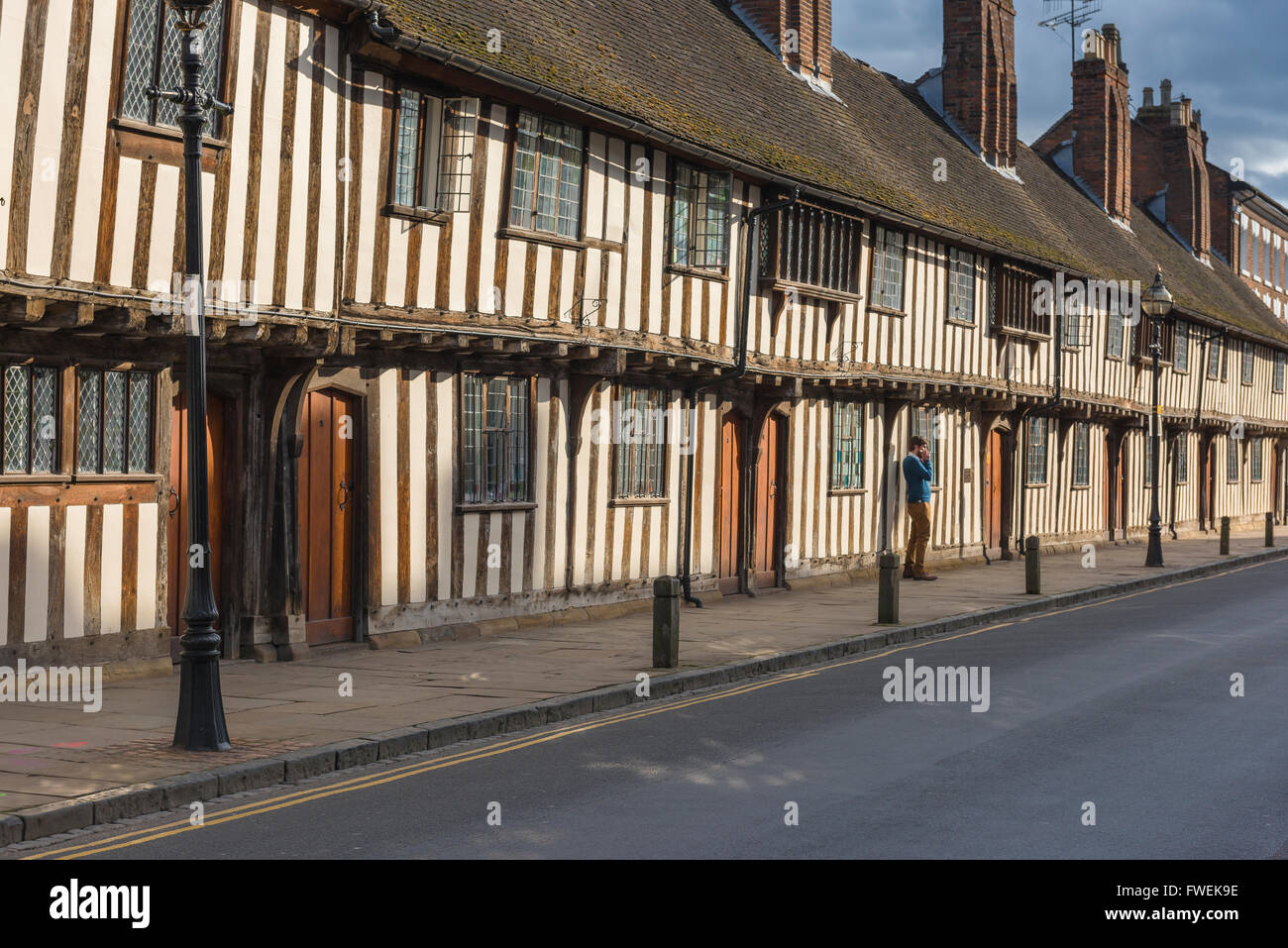 Street Stratford Upon Avon UK, vista delle tipiche case medievali a graticcio in Church Street, Stratford Upon Avon, Inghilterra, Regno Unito Foto Stock