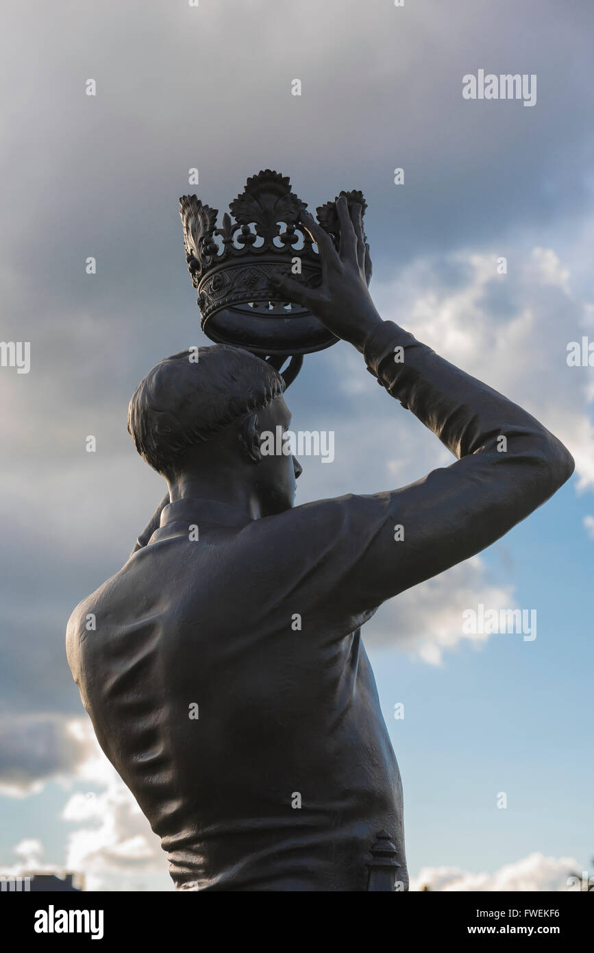 Shakespeare Henry V, vista della statua del re Enrico V, che comprende parte dello Shakespeare Gower Memorial nel centro di Stratford Upon Avon, Regno Unito Foto Stock