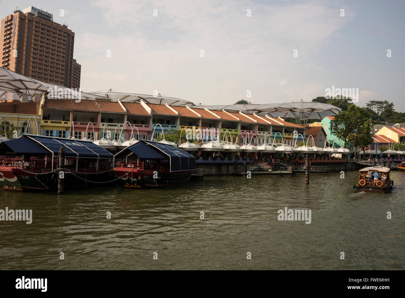 Una fila di vecchi magazzini coloniali ex, ora per lo più ristoranti e bar lungo Clarke Quay sul Fiume Singapore in Singapore. Foto Stock