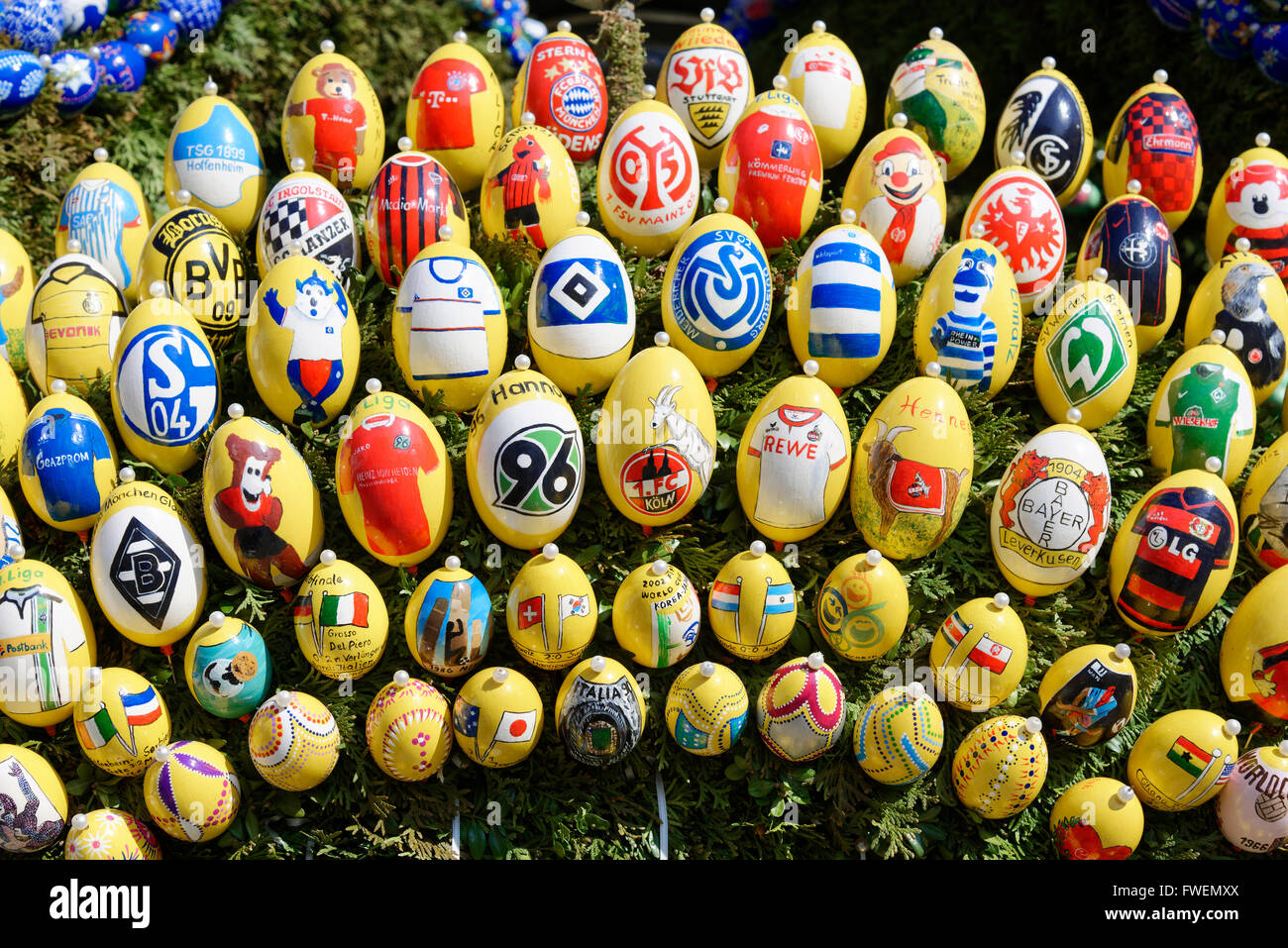 Club di Calcio loghi, dipinto di uova di Pasqua su una Pasqua, Osterbrunnen, Schechingen, Baden-Württemberg, Germania Foto Stock