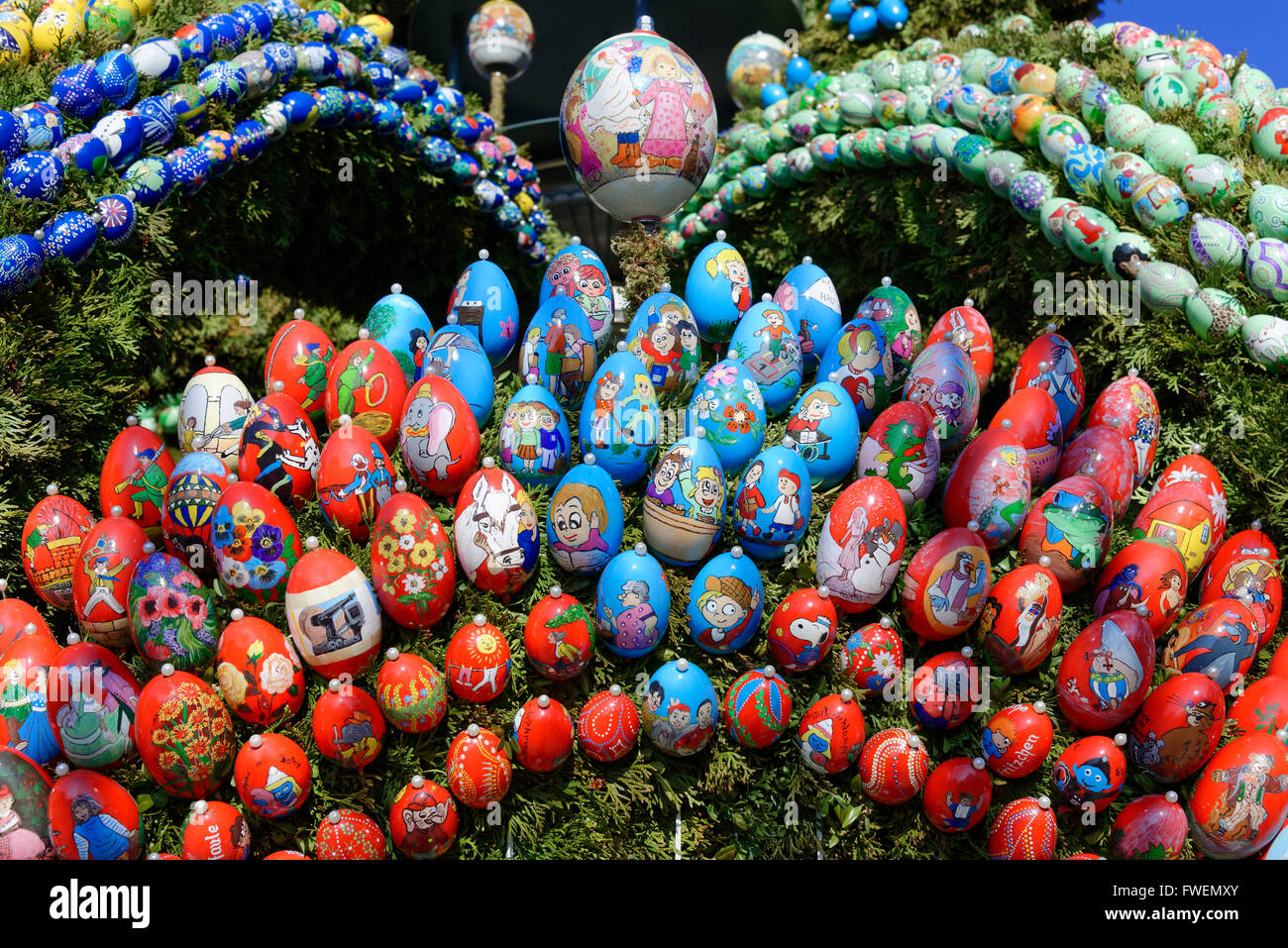 Dipinto di uova di Pasqua con i personaggi dei cartoni animati su una Pasqua, Osterbrunnen, Schechingen, Baden-Württemberg, Germania Foto Stock