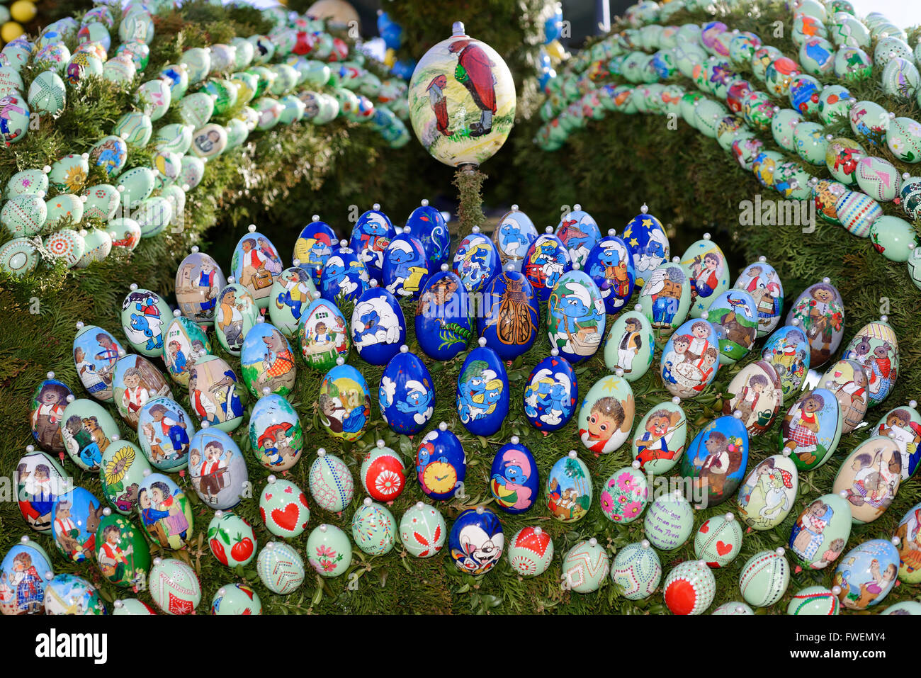 Dipinto di uova di pasqua con Igel Mecki vignette su una Pasqua, Osterbrunnen, Schechingen, Baden-Württemberg, Germania Foto Stock