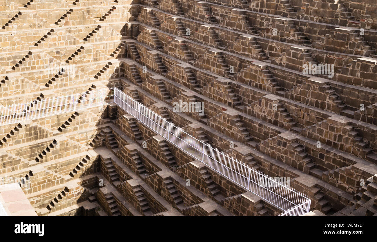 Scale, Chand Baori Stepwell o Stepp bene, Abhaneri, vicino Jaipur, Rajasthan, India Foto Stock