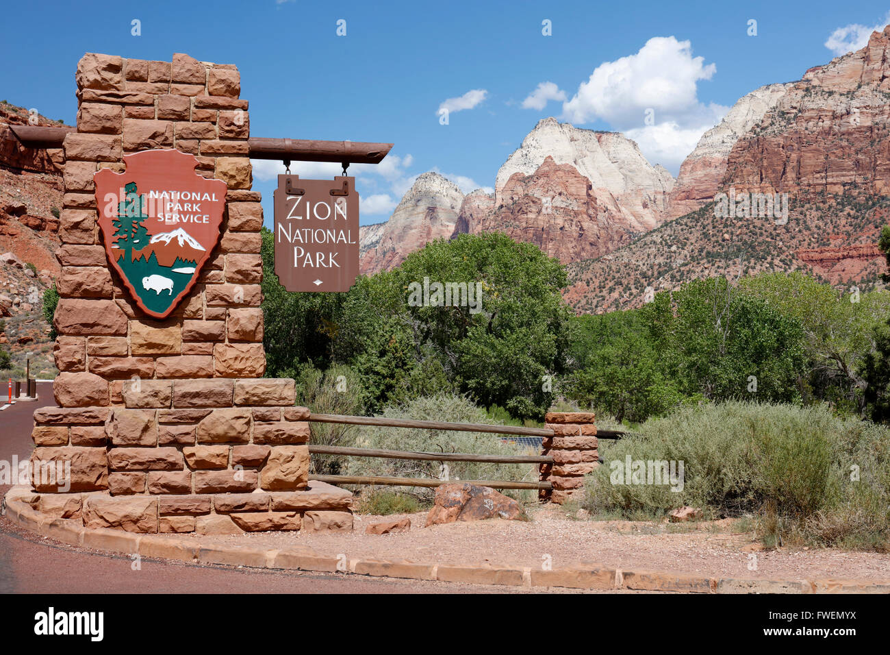 Ingresso con entrata segno per il Parco Nazionale di Zion, Utah, Stati Uniti d'America Foto Stock