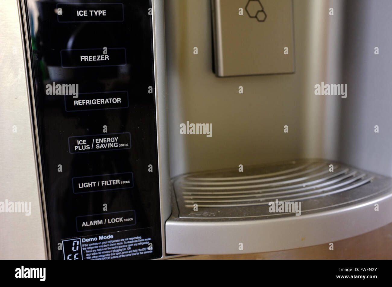 Diversi pulsanti di funzione su un moderno frigorifero. Foto Stock