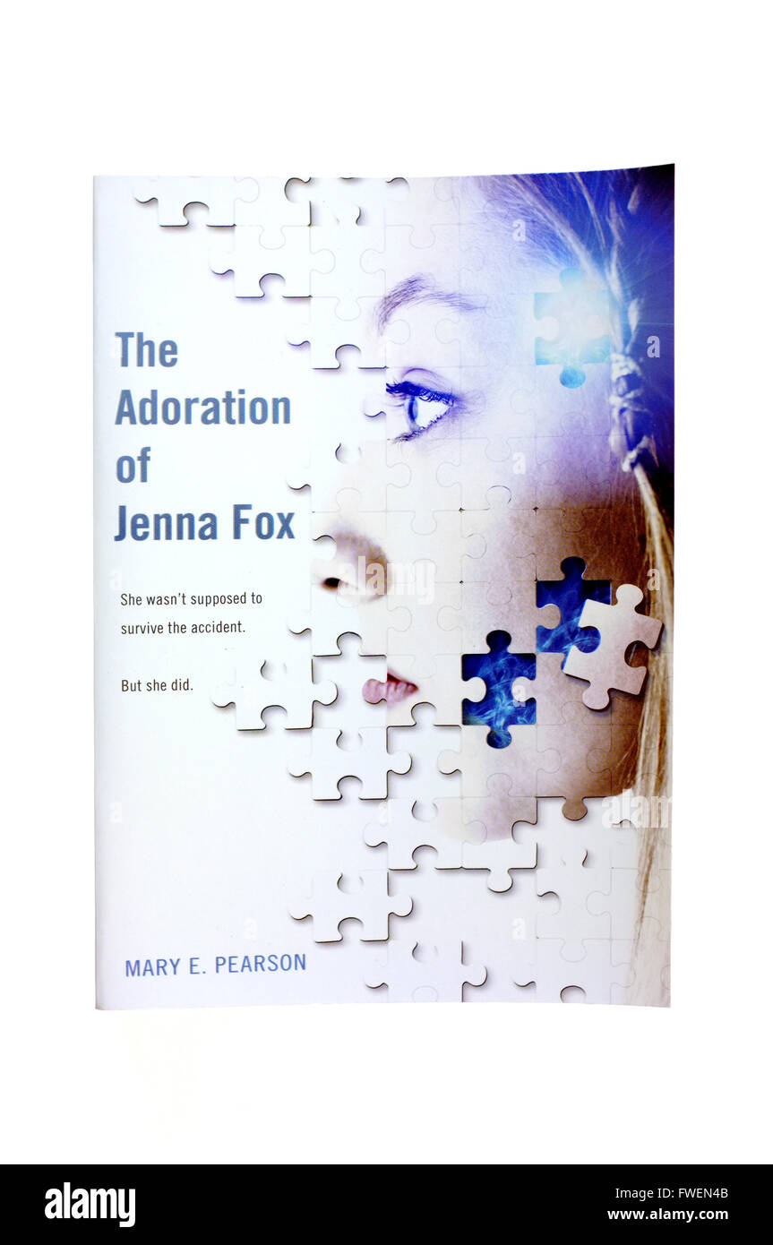 Il coperchio anteriore della adorazione di Jenna Fox da Maria E. Pearson fotografati contro uno sfondo bianco. Foto Stock