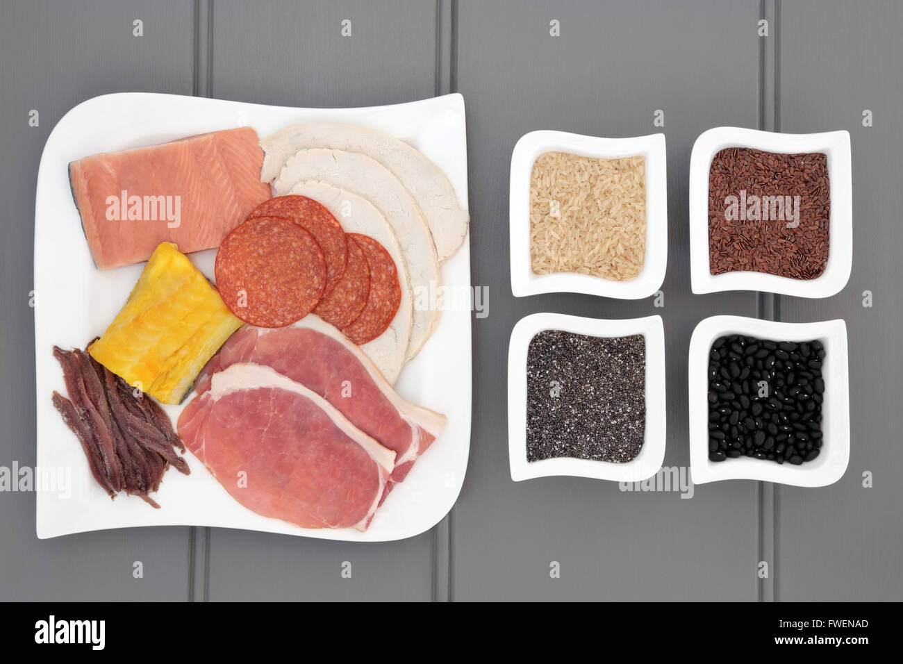 Proteina di elevata salute dieta alimentare di carne, pesce, legumi, cereali e semi. Anche mangiato da body builders. Foto Stock