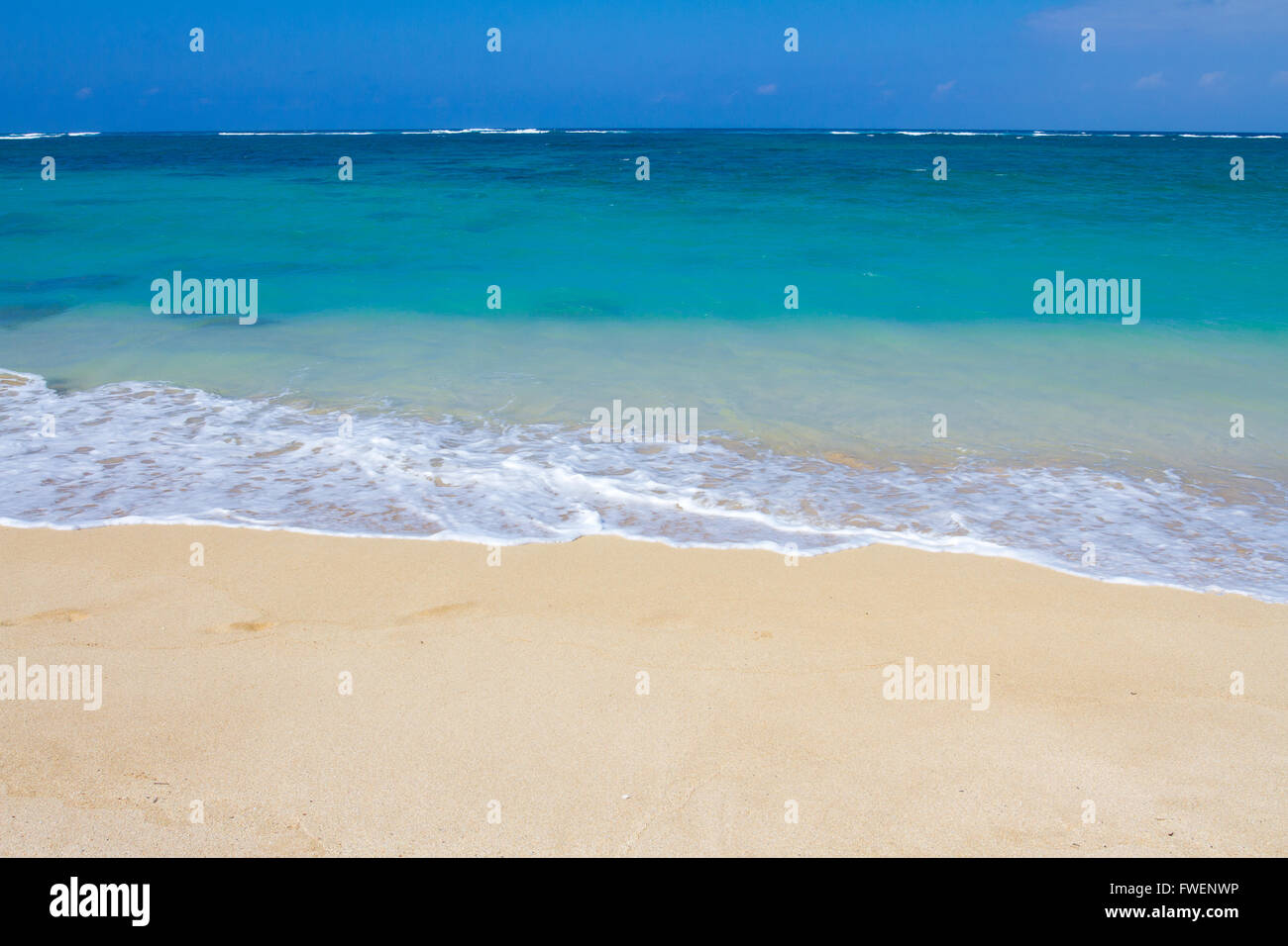 Bella tropical blu verde acqua e una spiaggia di sabbia bianca sulla costa nord di Oahu nelle Hawaii. Questa immagine mostra parad tropicale Foto Stock