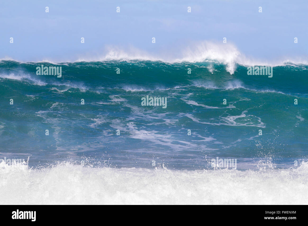 Queste onde gigantesche sono provenienti dalla serie e in piedi sopra i 20 metri di altezza. Il surf è pericoloso e le onde sono molto intimi Foto Stock