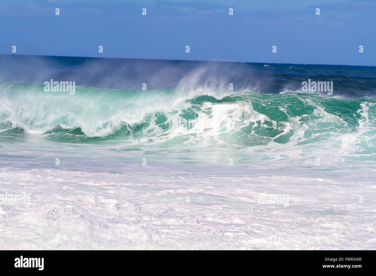 Queste onde gigantesche sono provenienti dalla serie e in piedi sopra i 20 metri di altezza. Il surf è pericoloso e le onde sono molto intimi Foto Stock