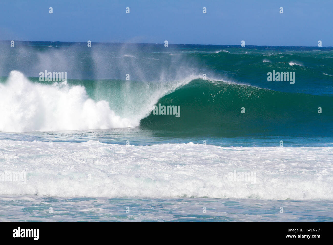 Grandi onde interrompere la North Shore di Oahu Hawaii durante un grande momento per i surfisti surf. Queste onde sono barrells cava una Foto Stock