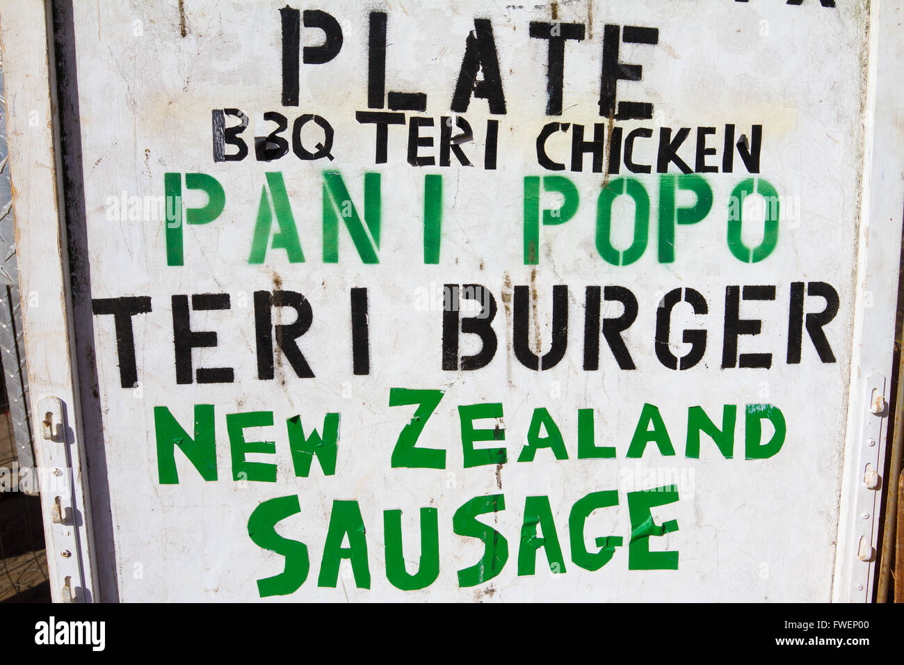 Un cibo carrello in Oahu Hawaii è un dipinto stampata segno indicante il menu per pranzi di piastra. Foto Stock