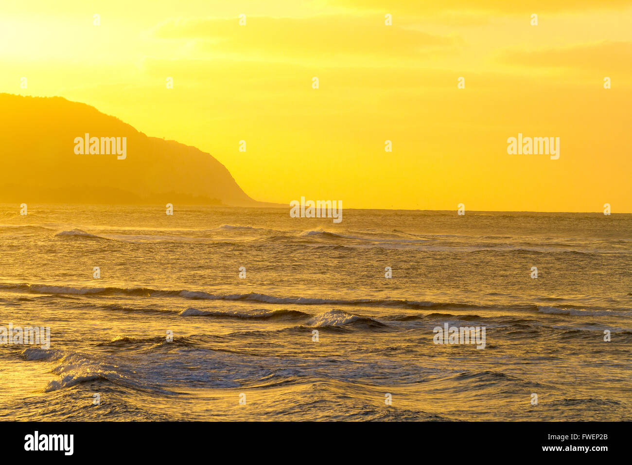 E il cielo diventa giallo e torbida durante questo naturale tramonto sulla North Shore di Oahu nelle Hawaii. La foto mostra una roccia outc Foto Stock