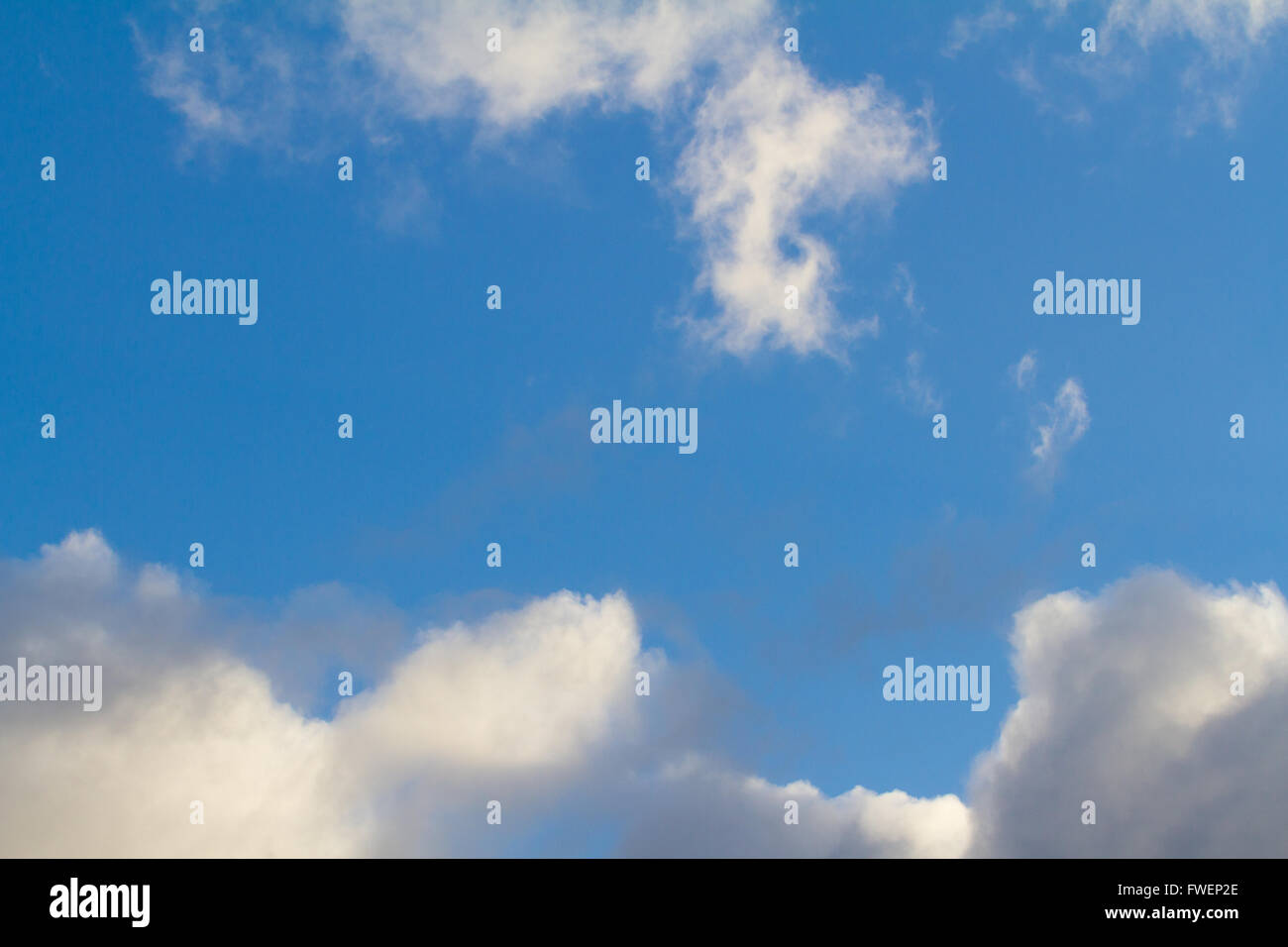 Questa immagine astratta di alcuni cielo blu e nuvole puffy ha abbondanza di spazio copia ai fini della progettazione. Si tratta di un esempio molto semplice di vibrante Foto Stock