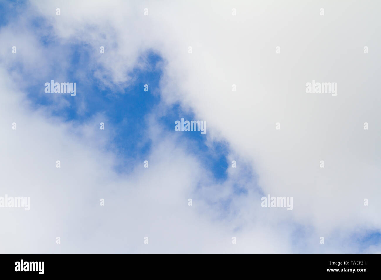 Questa immagine astratta di alcuni cielo blu e nuvole puffy ha abbondanza di spazio copia ai fini della progettazione. Si tratta di un esempio molto semplice di vibrante Foto Stock