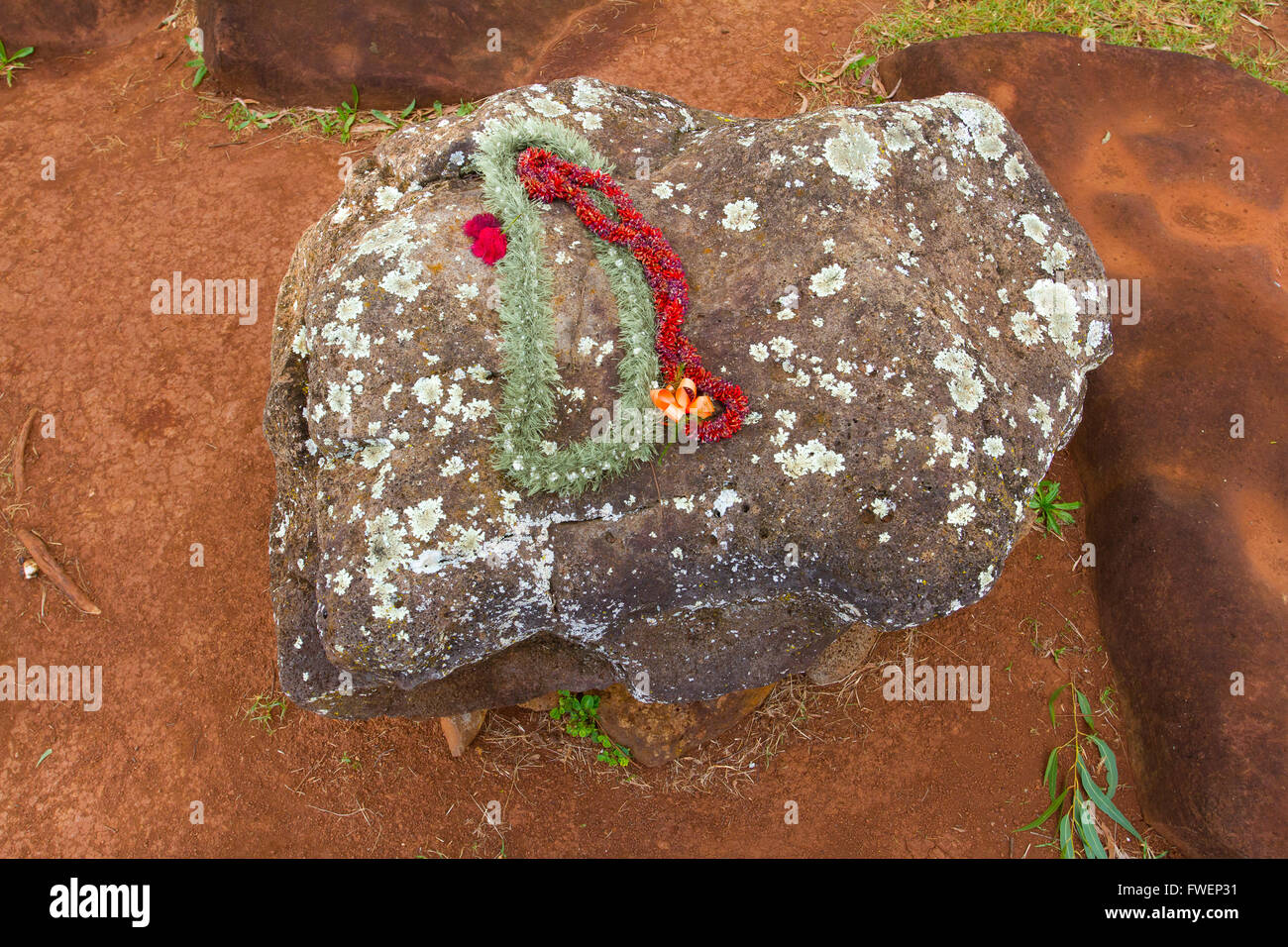 Questi bellissimi fiori leis sono state collocate sulle pietre del parto in Hawaii sulla North Shore di Oahu. Queste rocce storico Foto Stock