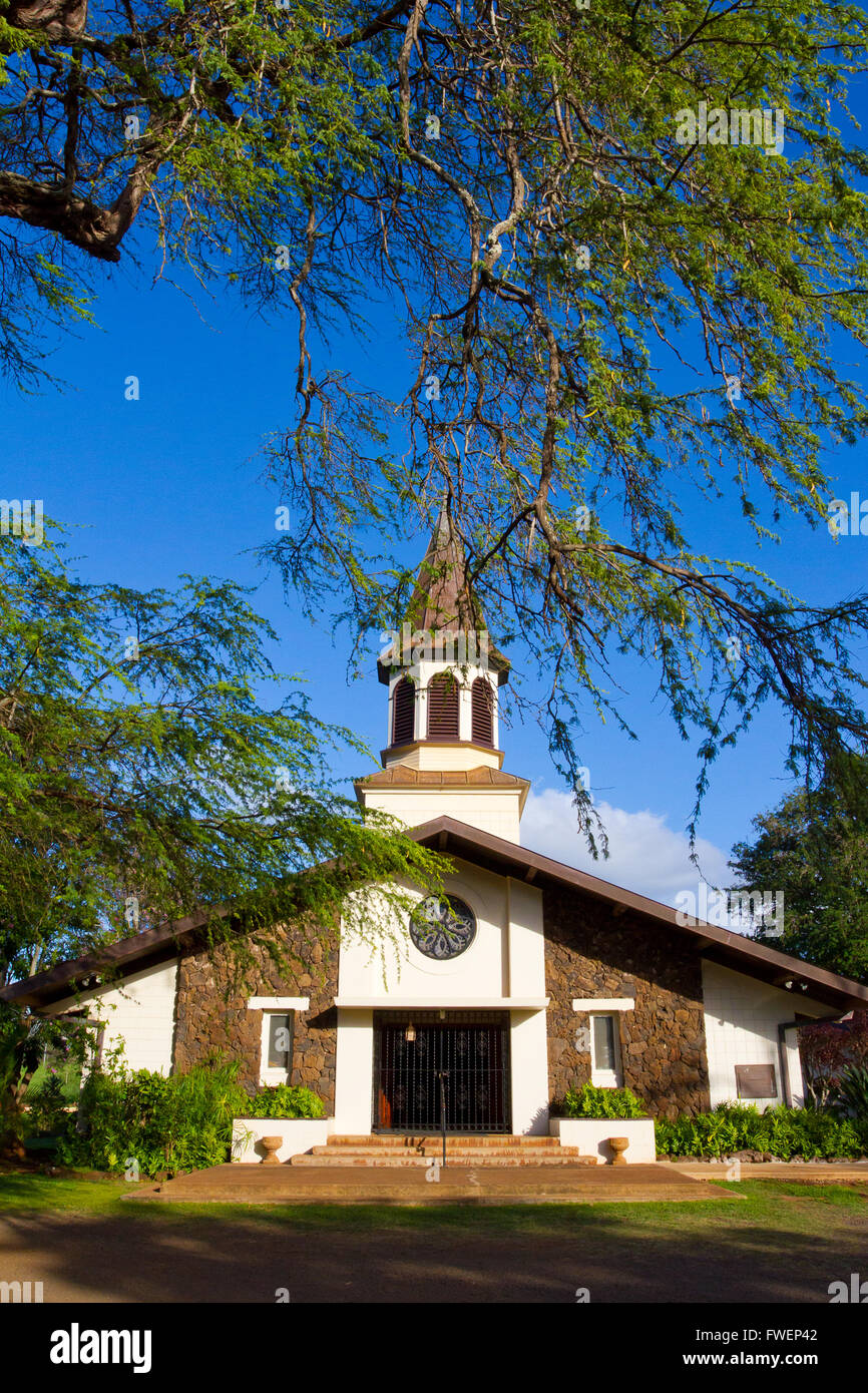Una bella e antica chiesa in Haleiwa Oahu Hawaii esiste tra le piante tropicali e la vita cielo blu. Foto Stock
